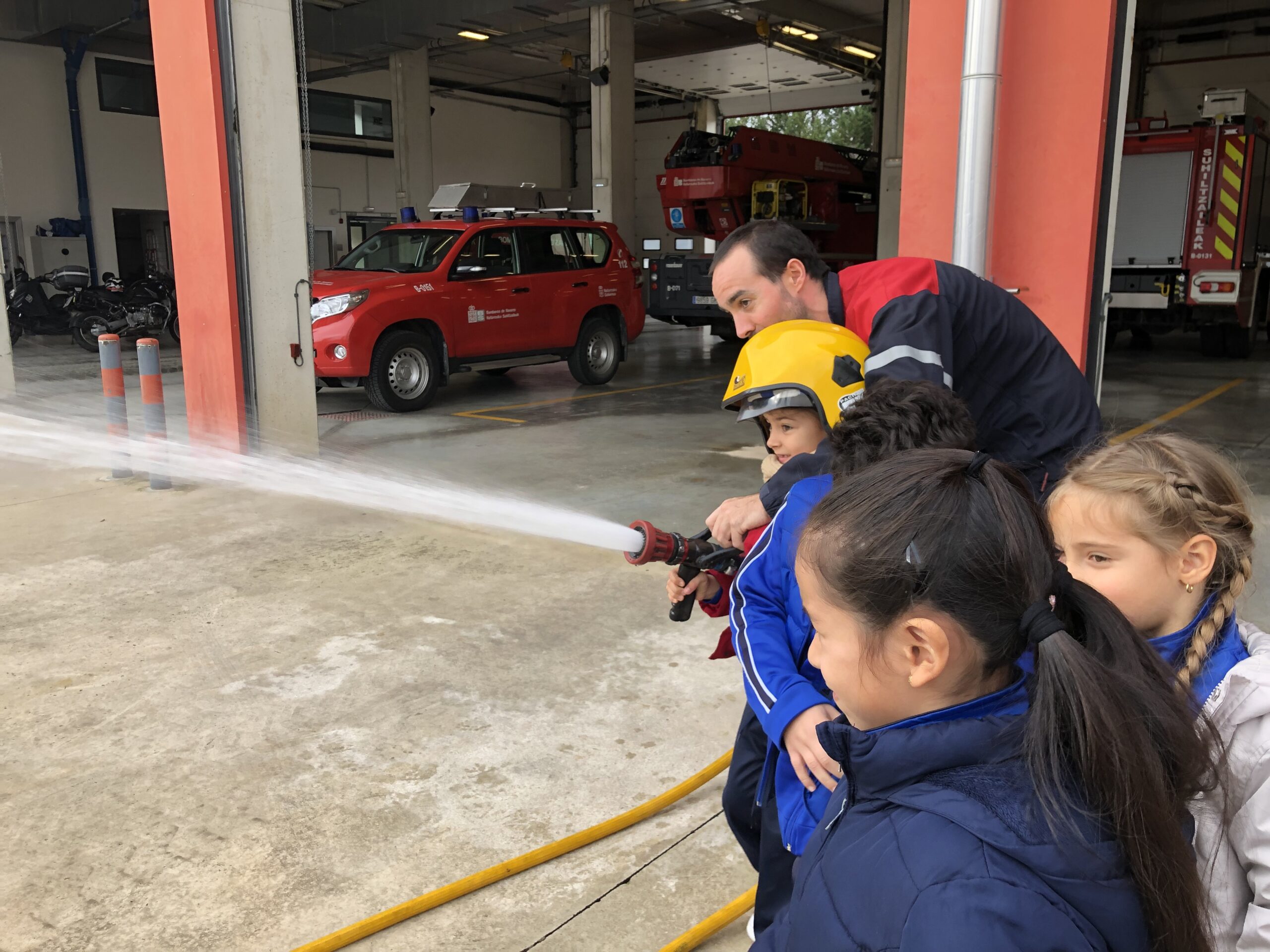 Primaria. Bomberos manguera